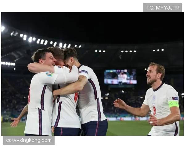 更衣室画面：拜仁全队庆祝晋级，凯恩与穆西亚拉玩闹